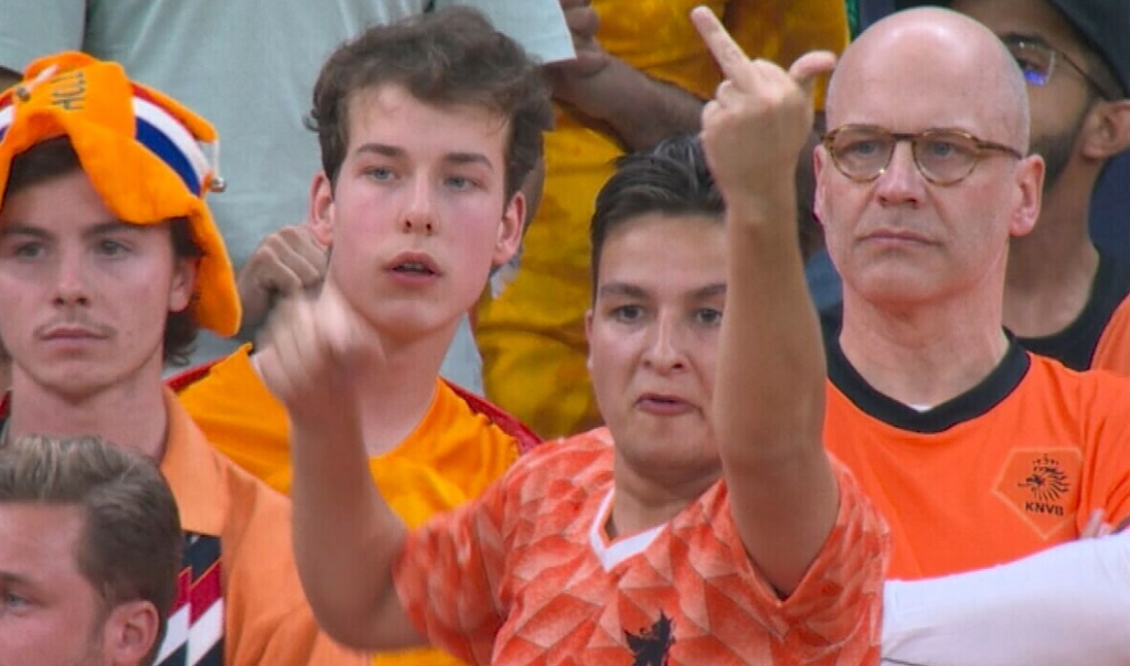 Oranje Supporter Met Bekendste Middelvinger Ter Wereld Maakt Excuses Naar Mama InternetGekkies